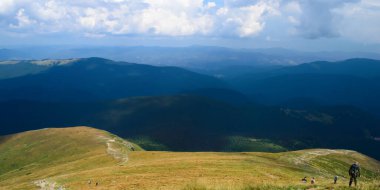Hoverla 'dan panoramik manzara, Karpatya dağları, Ukrayna. Yatay açık hava çekimi