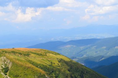 Hoverla 'dan panoramik manzara, Karpatya dağları, Ukrayna. Yatay açık hava çekimi