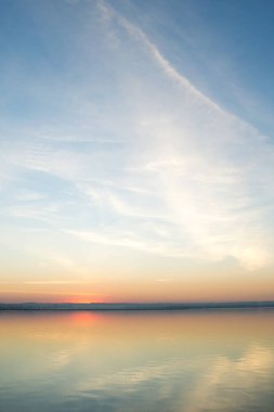 Gölün üzerinde güzel kırmızı gün batımı. Doğanın bileşimi.