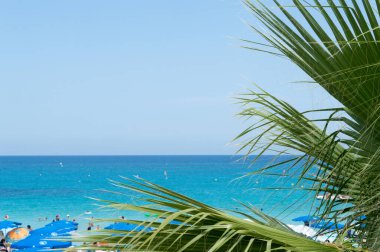 Sahilde avuç içi, Protaras, Kıbrıs 'ta güneşli bir gün