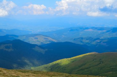 Hoverla 'dan panoramik manzara, Karpatya dağları, Ukrayna. Yatay açık hava çekimi