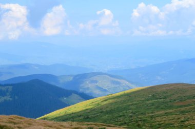 Hoverla 'dan panoramik manzara, Karpatya dağları, Ukrayna. Yatay açık hava çekimi