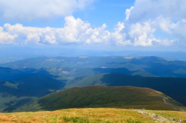 Hoverla 'dan panoramik manzara, Karpatya dağları, Ukrayna. Yatay açık hava çekimi