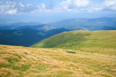 Hoverla 'dan panoramik manzara, Karpatya dağları, Ukrayna. Yatay açık hava çekimi