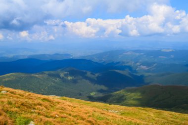 Hoverla 'dan panoramik manzara, Karpatya dağları, Ukrayna. Yatay açık hava çekimi