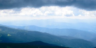 Ukrayna, Karpatya, Hoverla 'dan gelen fırtına bulutlarının panoramik görüntüsü. Yatay açık hava çekimi