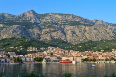 MAKARSKA, CROATIA - 11 Haziran 2019 'da Makarska, Dalmaçya, Hırvatistan' daki Makarska şehir merkezinin deniz manzarası. 