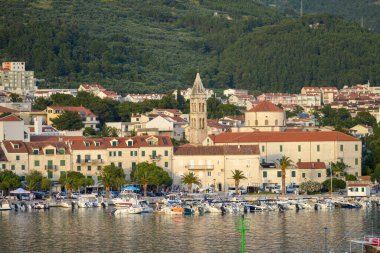 MAKARSKA, CROATIA - 11 Haziran 2019 'da Makarska, Dalmaçya, Hırvatistan' daki Makarska şehir merkezinin deniz manzarası. 