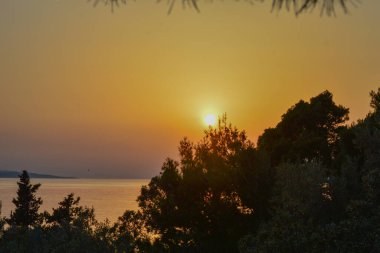 Hırvatistan 'ın Makarska kentinde Adriyatik Denizi' nde gün batımı 