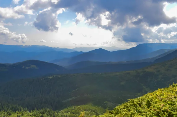 Hoverla 'dan panoramik manzara, Karpatya dağları, Ukrayna. Yatay açık hava çekimi
