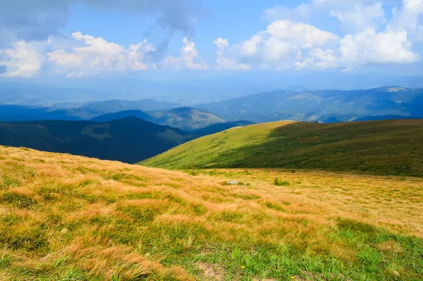 Hoverla 'dan panoramik manzara, Karpatya dağları, Ukrayna. Yatay açık hava çekimi