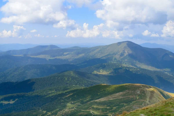 Hoverla 'dan panoramik manzara, Karpatya dağları, Ukrayna. Yatay açık hava çekimi