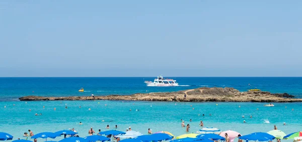 Protaras Chipre Junho Praia Municipal Local Está Sobrecarregada Com Pessoas — Fotografia de Stock