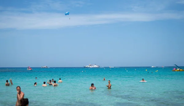 Protaras Kypr Června Místní Městská Pláž Zaplavena Slunečným Dnem Protarasu — Stock fotografie