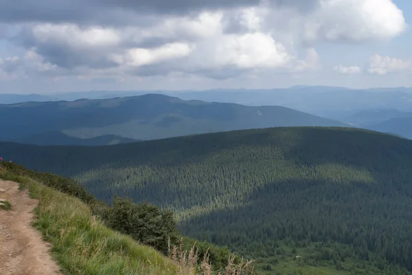 Panoramiczny Widok Chmury Burzowe Hoverla Karpat Ukraina Strzał Poziomie Zewnątrz — Zdjęcie stockowe