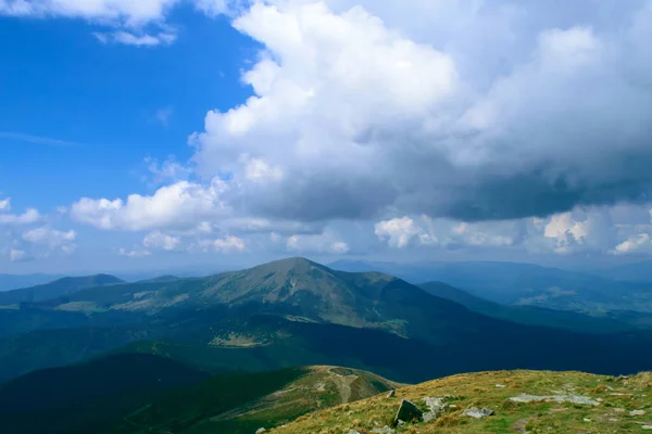 Panoramatický Pohled Bouřkové Mraky Hoverly Karpat Ukrajiny Vodorovný Záběr Ven — Stock fotografie