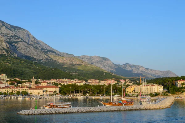 MAKARSKA, CROATIA - 11 Haziran 2019 'da Makarska, Dalmaçya, Hırvatistan' daki Makarska şehir merkezinin deniz manzarası. 