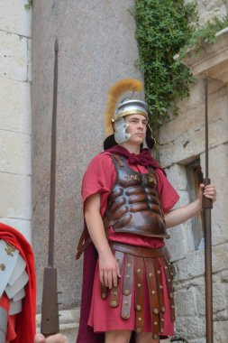 15 Haziran 'da Diocletian' ın sarayında Roma İmparatoru sahnesi. 15 Haziran 2019 'da Split' te.