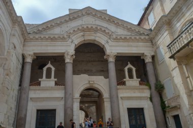 BÖLÜM, CROATIA - 15 Haziran: Peristil of Diocletian 's Palace 15 Haziran 2019 'da Split' te. Game of Thrones 'un bazı bölümleri burada çekildi..