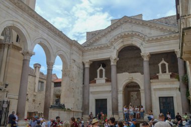 BÖLÜM, CROATIA - 15 Haziran: Peristil of Diocletian 's Palace 15 Haziran 2019 'da Split' te. Game of Thrones 'un bazı bölümleri burada çekildi..