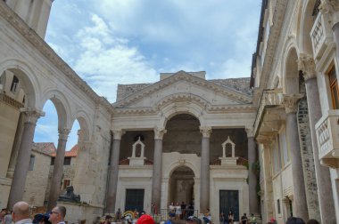 BÖLÜM, CROATIA - 15 Haziran: Peristil of Diocletian 's Palace 15 Haziran 2019 'da Split' te. Game of Thrones 'un bazı bölümleri burada çekildi..