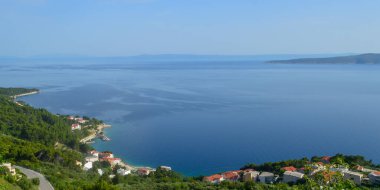 Adriyatik Denizi kıyısı. Hırvatistan 'ın Dalmaçyalı Makarska Rivierası