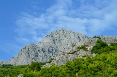 Hırvatistan 'ın Dalmaçya kentinde Makarska Riviera yolunda Adriyatik Denizi kıyı şeridi dağları