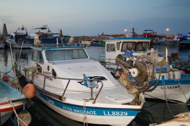 PERNERA, CYPRUS - 16 Haziran 2018 'de Kıbrıs Rum Kesimi' nin Pernera kentindeki Louma Sahili yakınlarındaki rıhtımda gece yürüyüşü. 