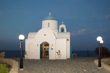 PERNERA, CYPRUS - 16 Haziran 2018 'de Kıbrıs Rum Kesimi' nin Pernera kentindeki Louma Sahili yakınlarındaki St. Nicholas Kilisesi. 