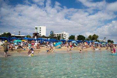 PROTARAS, CYPRUS - 18 Haziran 2018 'de Kıbrıs Rum Kesimi' nin Protaras kentinde güneşli bir günde kumsalda deniz manzarası.