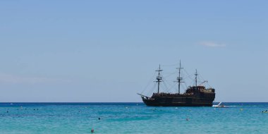 PROTARAS, CYPRUS - 16 Haziran 2018 'de Kıbrıs Rum Kesimi' nin Protaras kentinde sahile yakın denize açılan korsan gemisi. 