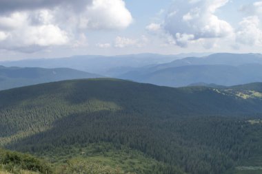 Hoverla 'dan panoramik manzara, Karpatya dağları, Ukrayna. Yatay açık hava çekimi