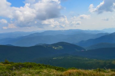 Hoverla 'dan panoramik manzara, Karpatya dağları, Ukrayna. Yatay açık hava çekimi
