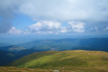 Hoverla 'dan panoramik manzara, Karpatya dağları, Ukrayna. Yatay açık hava çekimi