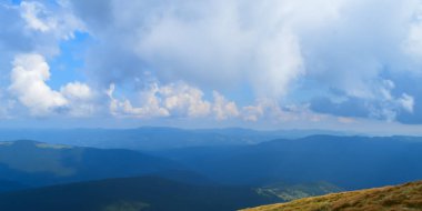 Hoverla 'dan panoramik manzara, Karpatya dağları, Ukrayna. Yatay açık hava çekimi