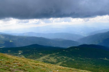 Ukrayna, Karpatya, Hoverla 'dan gelen fırtına bulutlarının panoramik görüntüsü. Yatay açık hava çekimi