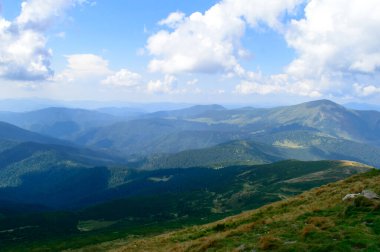 Hoverla 'dan panoramik manzara, Karpatya dağları, Ukrayna. Yatay açık hava çekimi