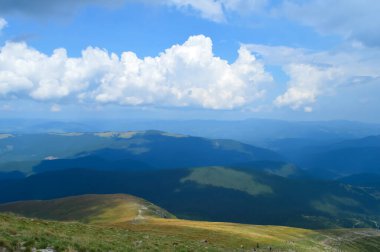 Hoverla 'dan panoramik manzara, Karpatya dağları, Ukrayna. Yatay açık hava çekimi
