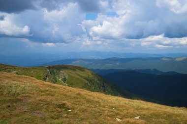 Ukrayna, Karpatya, Hoverla 'dan gelen fırtına bulutlarının panoramik görüntüsü. Yatay açık hava çekimi
