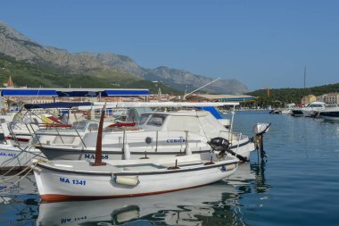 MAKARSKA, CROATIA - 9 Haziran 2019 'da Hırvatistan' ın Makarska kentindeki rıhtımda balıkçı tekneleri.