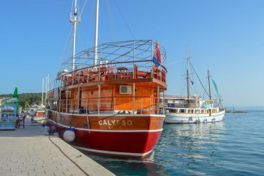 MAKARSKA, CROATIA - 9 Haziran 2019 'da Hırvatistan' ın Makarska kentinde turistleri bekleyen Kalipso yönetim kurulu.