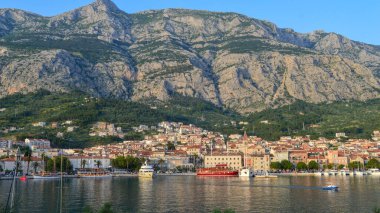 MAKARSKA, CROATIA - 11 Haziran 2019 'da Makarska, Dalmaçya, Hırvatistan' daki Makarska şehir merkezinin deniz manzarası. 
