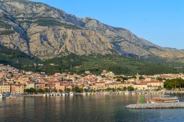 MAKARSKA, CROATIA - 11 Haziran 2019 'da Makarska, Dalmaçya, Hırvatistan' daki Makarska şehir merkezinin deniz manzarası. 