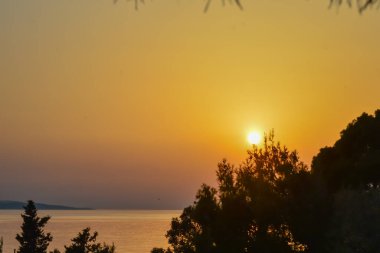 Hırvatistan 'ın Makarska kentinde Adriyatik Denizi' nde gün batımı 