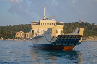 MAKARSKA, CROATIA - 16 Haziran 2019 'da Makarska, Dalmaçya, Hırvatistan' daki Makarska kentindeki balıkçı iskelesinden Brac adasına feribot kalkıyor. 