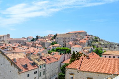 DUBROVNIK, CROATIA - 18 Haziran 2019 'da Dubrovnik kasabasının kırmızı çatıları. Game of Thrones 'un bazı bölümleri burada çekildi..