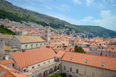 DUBROVNIK, CROATIA - 18 Haziran 2019 'da Dubrovnik kasabasının kırmızı çatıları. Game of Thrones 'un bazı bölümleri burada çekildi..