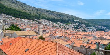 DUBROVNIK, CROATIA - 18 Haziran 2019 'da Dubrovnik kasabasının kırmızı çatıları. Game of Thrones 'un bazı bölümleri burada çekildi..