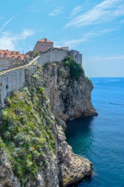 DUBROVNIK, CROATIA - 18 Haziran 2019 'da Dubrovnik antik kentinin duvarları. Game of Thrones 'un bazı bölümleri burada çekildi..