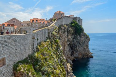 DUBROVNIK, CROATIA - 18 Haziran 2019 'da Dubrovnik antik kentinin duvarları. Game of Thrones 'un bazı bölümleri burada çekildi..